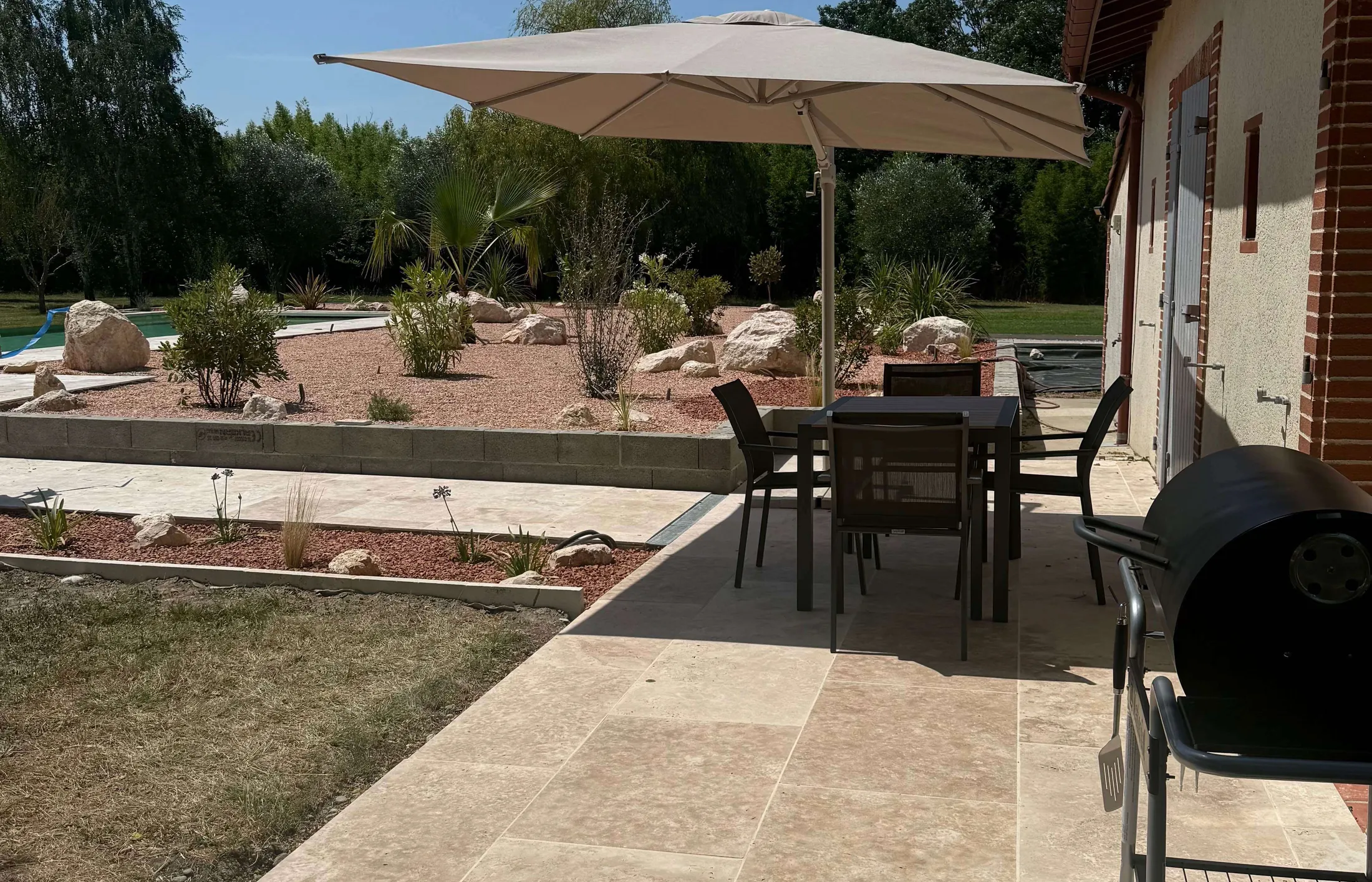 terrasse nid douillet avec parasol