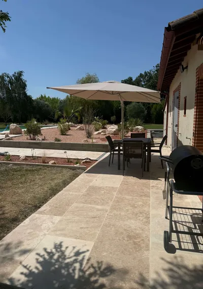 terrasse nid douillet avec parasol